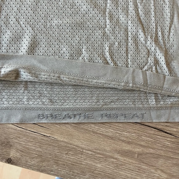 Lululemon grey fitness shirt - Picture 3 of 4